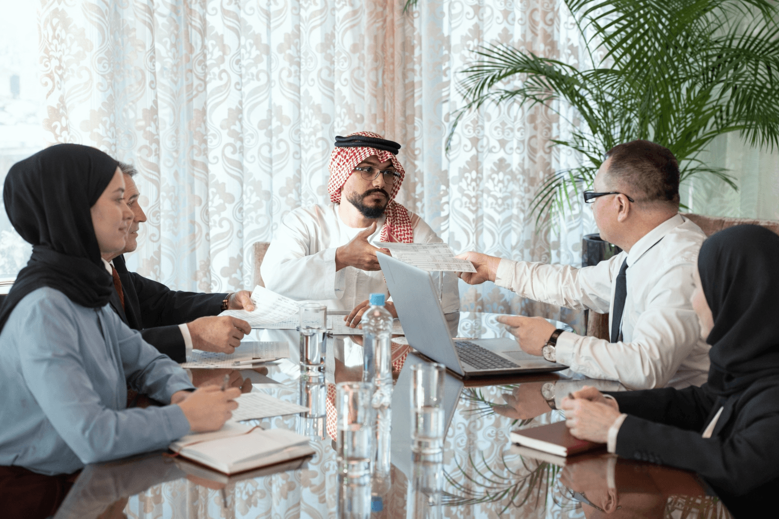 اجتماع عمل لمناقشة حلول تقنية مع عميل